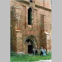 905-1310 Ostpreussenreise 2004. Vor dem Portal der Wehlauer Kirche.jpg